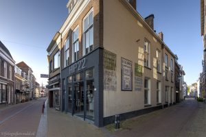 Muurreclames Kampen over elkaar geschilderd